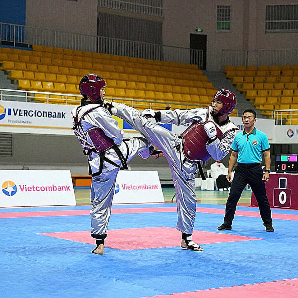 27 vương triều trong 28 năm: Vì sao chiếc đai UFC hạng nặng không chịu đứng yên